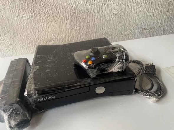 UK used Xbox 360 slim (75games) photo 4