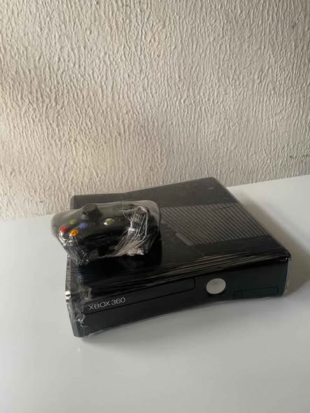 UK used Xbox 360 slim (75games) photo 3