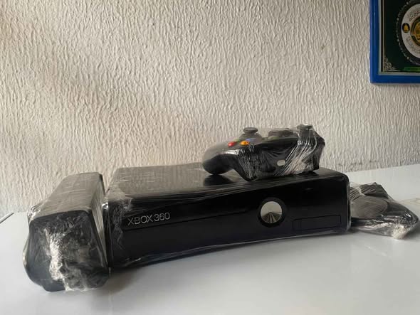 UK used Xbox 360 slim (75games) photo 2