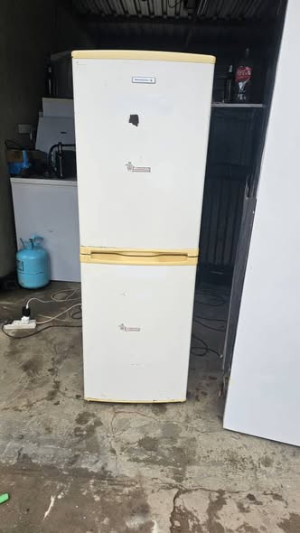 White kelevitor fridge photo 1
