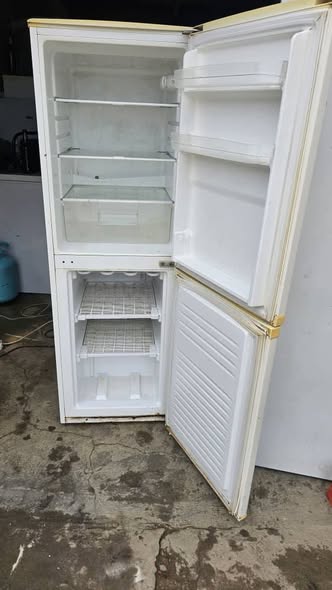 White kelevitor fridge photo 2