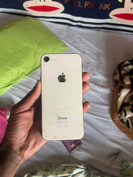 IPHONE 8  64GB photo 2