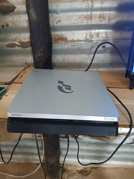 PS4 Slim photo 1