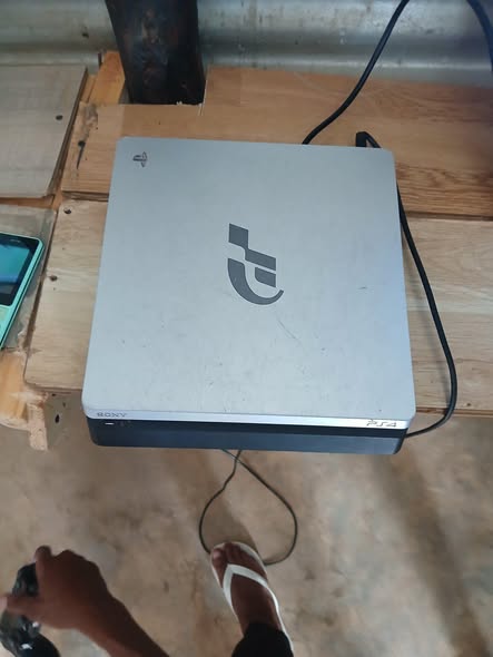 PS4 Slim photo 2