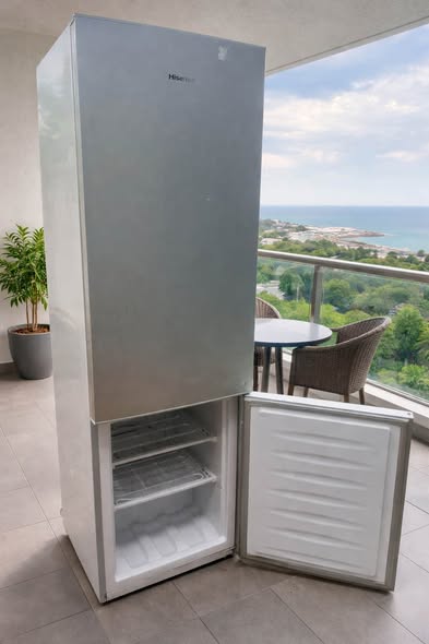 Hisense fridge and freezer photo 4