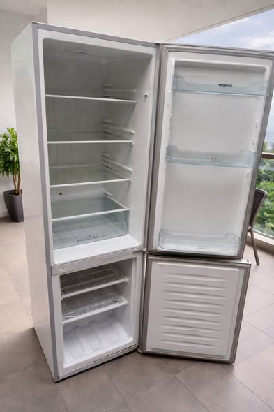 Hisense fridge and freezer photo 3