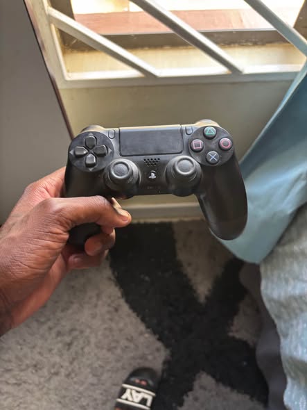 Ps 4 controller photo 1