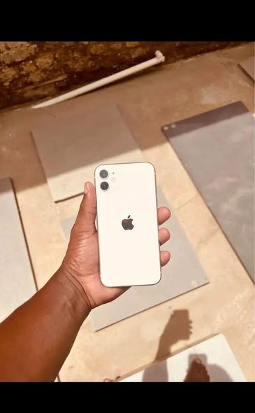 IPHONE 11  128GB photo 2