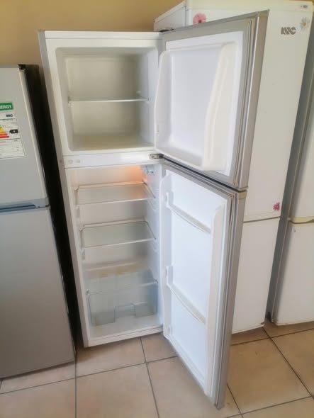 Hisense top freezer fridge photo 2