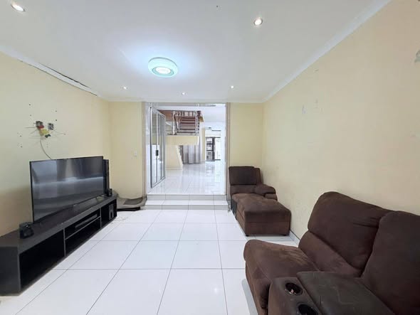 House for Sale, Hochland Park photo 3