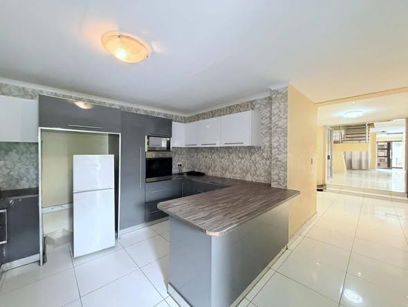 House for Sale, Hochland Park photo 2