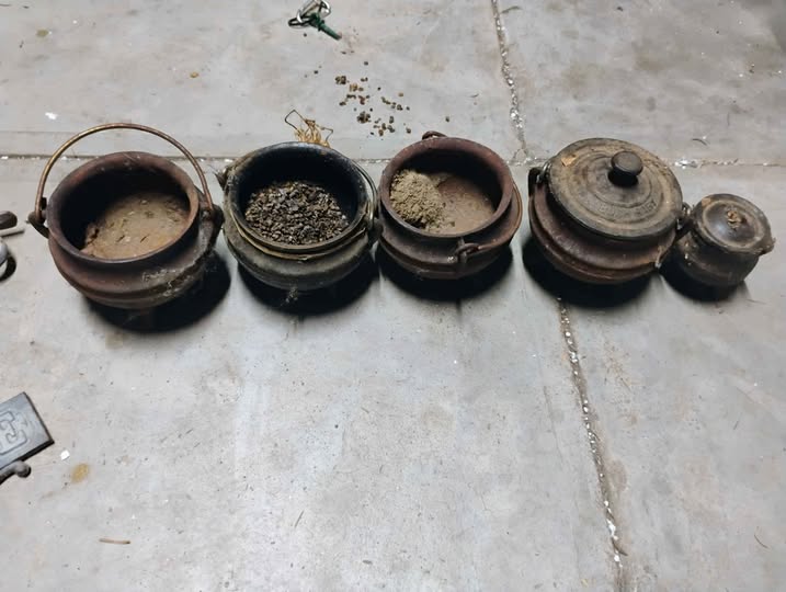 Miniature cast iron pots photo 1