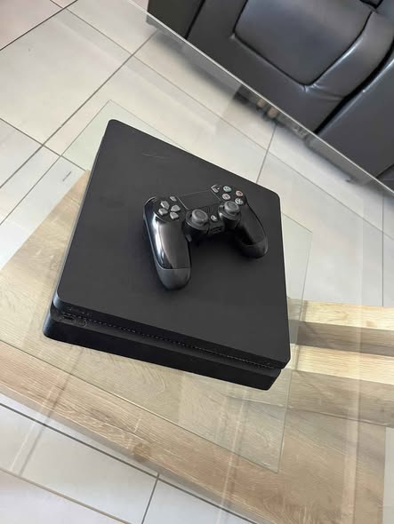 PLAYSTATION 4 SLIM 1TB photo 1