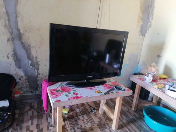 32 inch TV photo 3