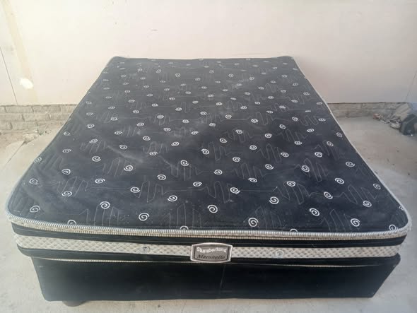 Queen bed photo 3