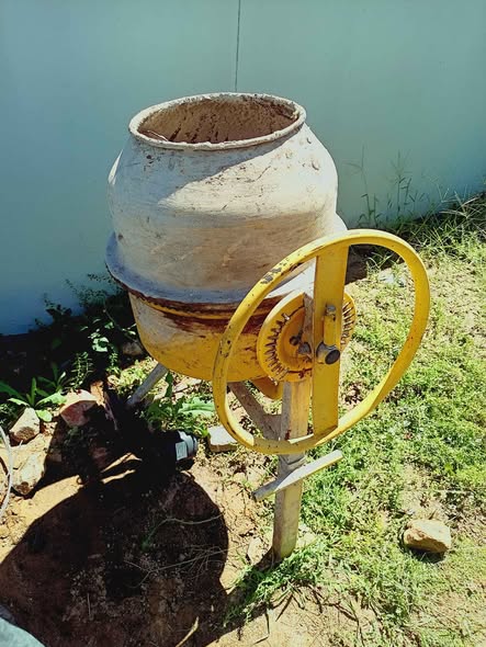 Concrete mixer photo 2