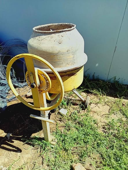 Concrete mixer photo 1