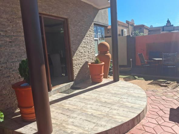 5 Bedroom Double-Storey House in Cimbebasia photo 1