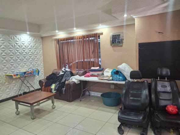 5 Bedroom Double-Storey House in Cimbebasia photo 4