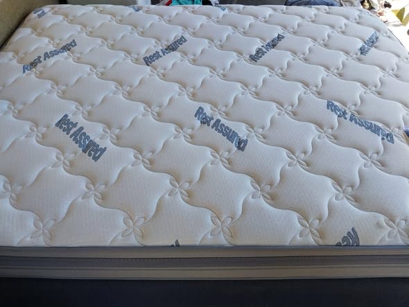 Queen size bed photo 2