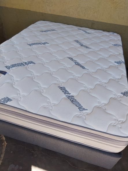 Queen size bed photo 4