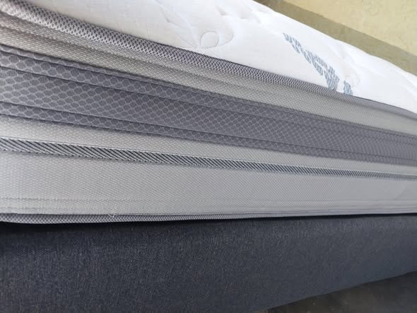 Queen size bed photo 1