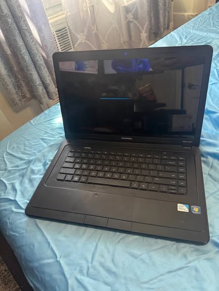 BROKEN LAPTOP photo 1