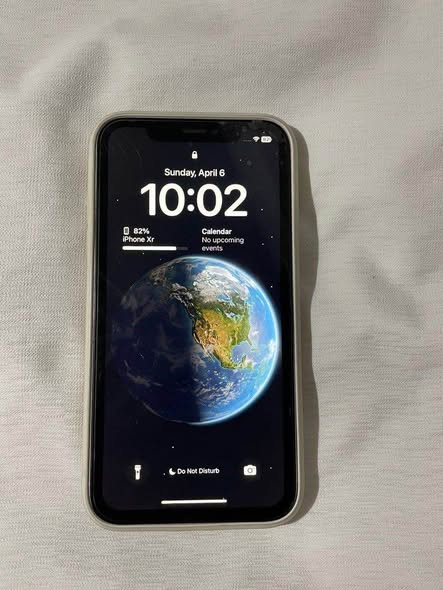 iPhone XR 128GB photo 1