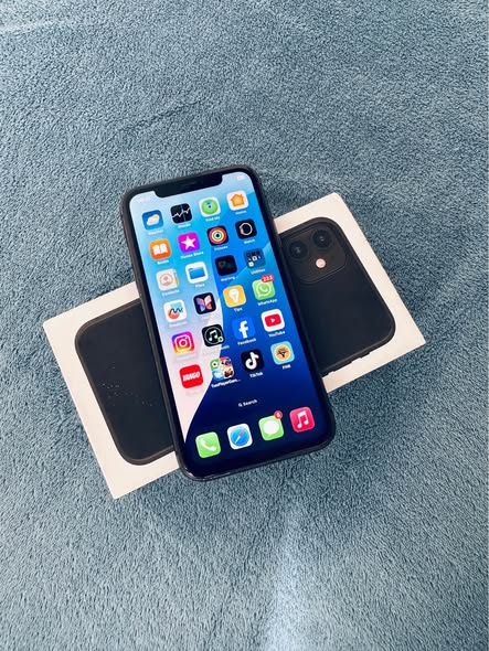 iPhone 11 128GB photo 1