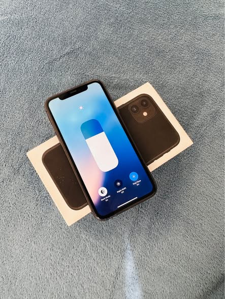 iPhone 11 128GB photo 3