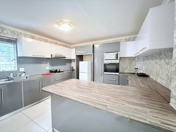 House for Sale - Hochland Park photo 4