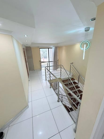 House for Sale - Hochland Park photo 3