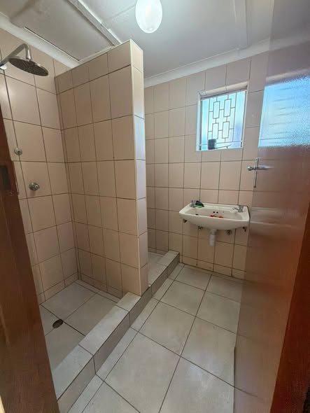 House To Let - Malura, Single quarters photo 5