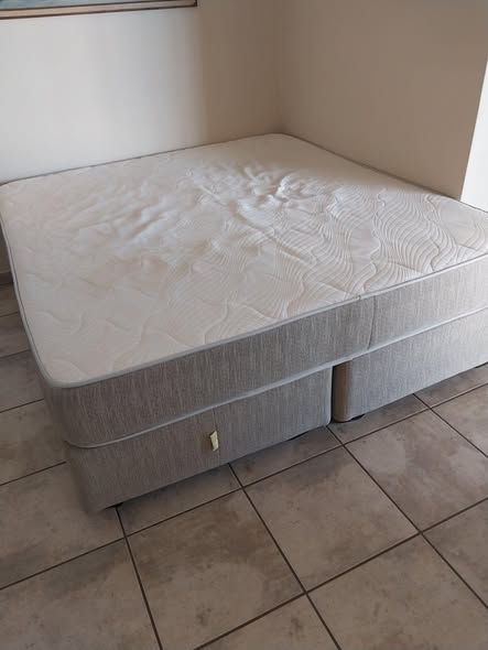 Genessi king size bed photo 4