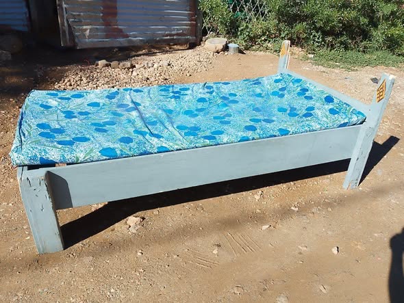 Single bed with a small mattress photo 3