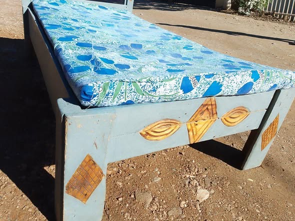 Single bed with a small mattress photo 2