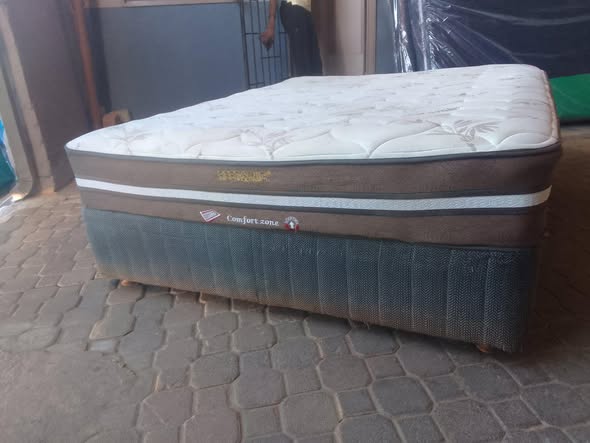 Queen size bed photo 1