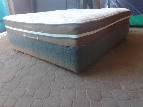 Queen size bed photo 3