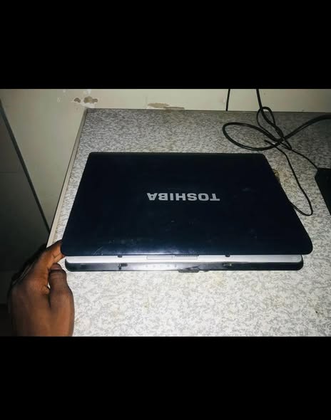 Toshiba dynabook laptop photo 3