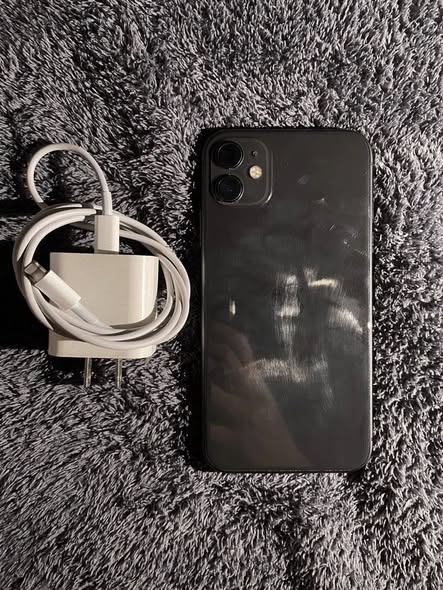 iPhone 11 128GB photo 2