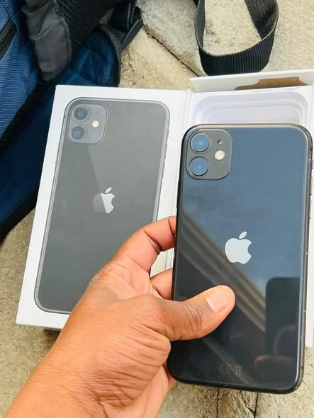 iPhone 11 •128GB photo 1