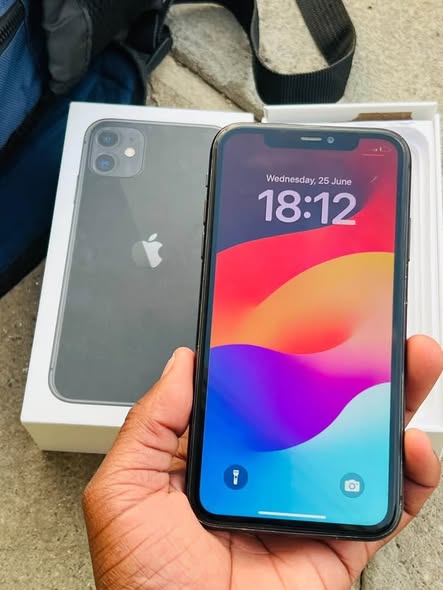 iPhone 11 •128GB photo 2