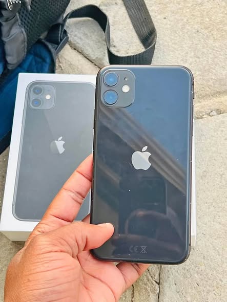 iPhone 11 •128GB photo 3