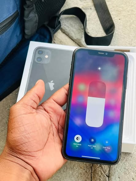 iPhone 11 •128GB photo 4