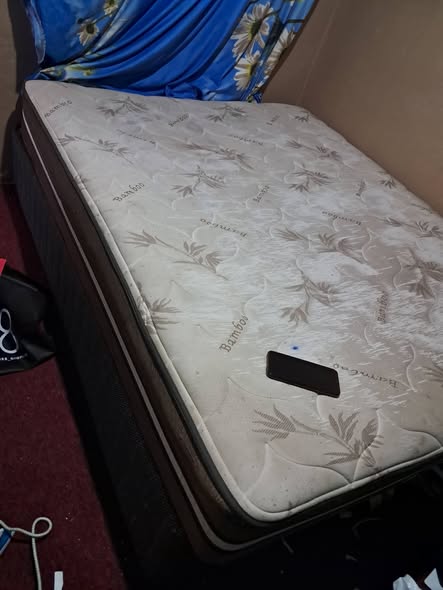 Queen bed photo 2