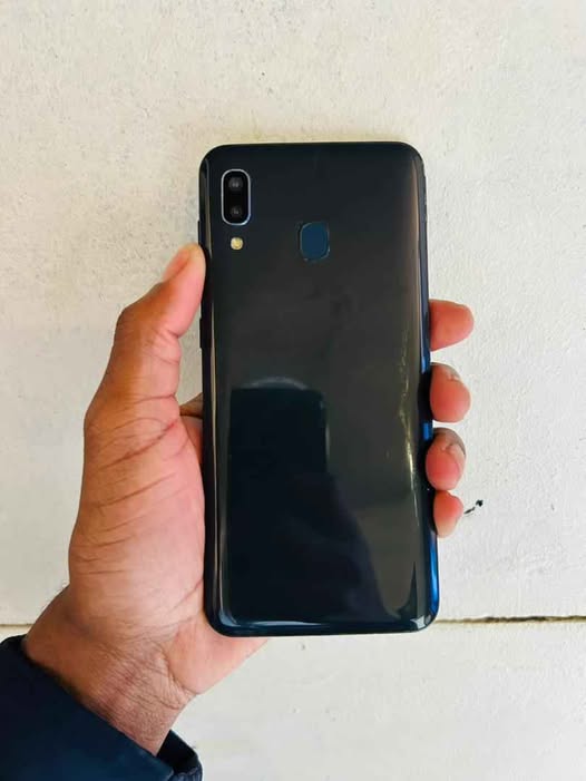 Samsung A20 photo 1