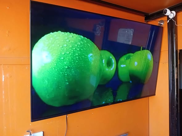 Hisense QLED 58 inch SMART TV photo 3