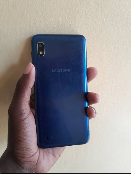 Samsung A10 photo 1