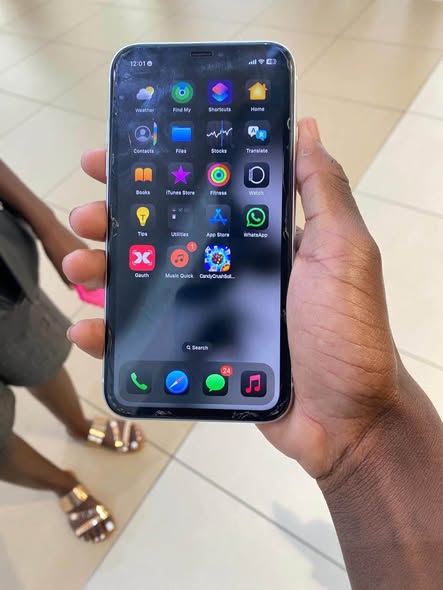 iPhone XR photo 4