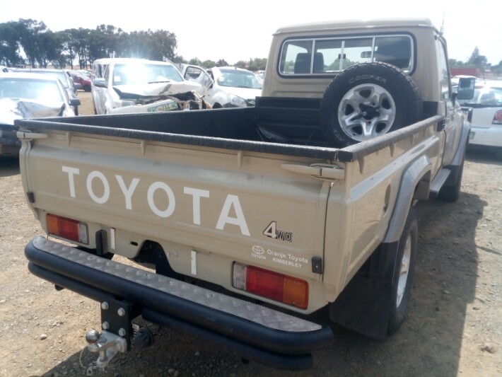TOYOTA LAND CRUISER 79 4.2D photo 6